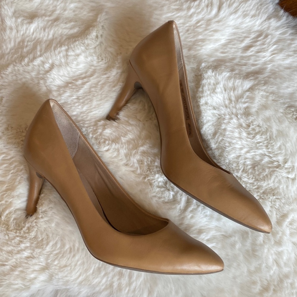 Tan leather size 7.5 pointed toe low heel pump old money style